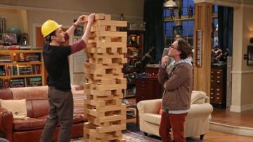 Le jeu de Jenga géant dans The Big Bang Theory S01E01