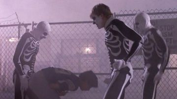 Le costume squelette des Cobra Kai porté par Johnny (Wil­liam Zabka) dans le film Karaté Kid