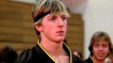 Le bandeau noir des Cobra Kai porté par Johnny (Wil­liam Zabka) dans le film Karaté Kid