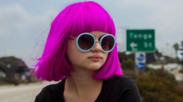 The round sunglasses pastel blue Grace Bloom (Joey King in Wish I Was Here