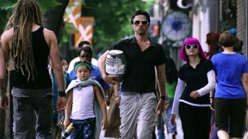Sunglasses Elvis gold worn by Aidan Bloom (Zach Braff) in Wish I Was Here
