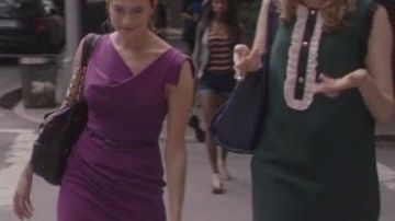 Robe violette de Marnie dans Girls S2E1