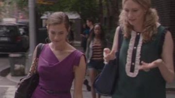 Green dress of Reese in Girls S2E1