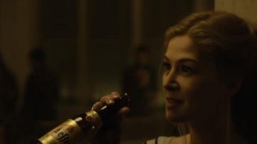 The Leffe of Rosamund Pike in Gone Girl