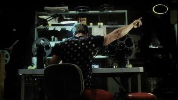 Le t-shirt bleu marine étoilé de Tyler Durden (Brad Pitt) dans Fight Club