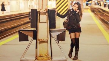 The combat boots of Sarah Manning (Tatian Maslany) in Orphan Black S01E01