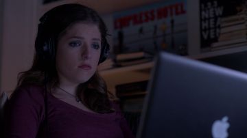 The Apple computer Macbook Beca Mitchell (Anna Kendrick) in Pitch Perfect