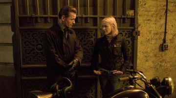 La chaqueta belstaff que lleva Anna (Naomie Watts) en Las promesas de la sombra