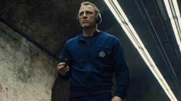 The tracksuit jacket training blue SIS MI6 James Bond (Daniel Craig) in Skyfall