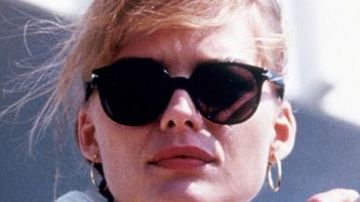 Las gafas de sol Persol 2990 usadas por Jo Ann Vallenari (Michelle Pfeiffer) en la película Tequila Sunrise