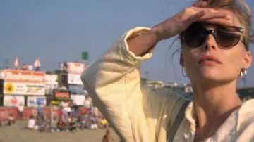 Les lunettes de soleil Persol 2990 portées par Jo Ann Vallenari (Michelle Pfeiffer) dans le film Tequila Sunrise