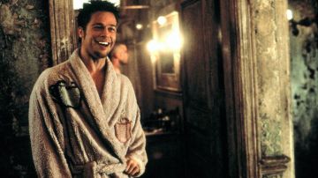 Le peignoir rose porté par Tyler Durden (Brad Pitt) dans Fight Club