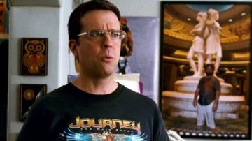 Le t-shirt Journey The Main Event Summer Tour 2003 porté par Stu (Ed Helms) dans Very Bad Trip 2