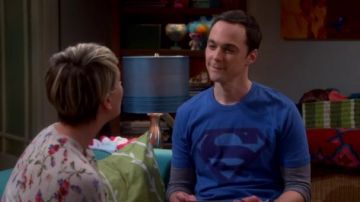 La camiseta Superman bleu de Sheldon Cooper (Jim Parsons) dans The Big Bang Theory S08E16