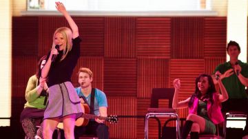 La falda gris Boy de Band of Outsiders usada por Holly Holliday (Gwyneth Paltrow) en la serie Glee
