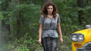 The skirt BCBGMaxAzria Zed Martin (Angelica Celaya) in Constantine (S01E05)