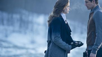 Le manteau de Caitlin Snow (Danielle Panabaker) dans The Flash S01E14
