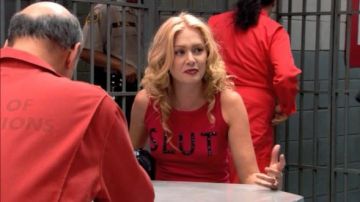 Le t-shirt "Slut" de Lindsay Bluth Fünke (Por­tia de Rossi) dans Arrested Development (S01E08)