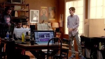 Les sneakers Adidas Gazelles bleues de Richard Hendricks (Thomas Middleditch) dans Silicon Valley S01E03