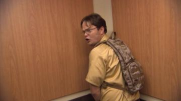 Le sac à dos hydration de Dwight Schrute (Rainn Wil­son) dans The Office (S07E01)
