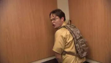 Le sac à dos hydration de Dwight Schrute (Rainn Wil­son) dans The Office (S07E01)