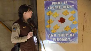 Le poster "What If You’re Right And They’re Wrong" découvert par Molly Solverson (Al­li­son Tol­man) dans Fargo (Saison 1 Episode 5)