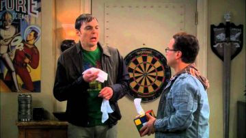 La caja de pañuelos de tela Rubik's Cube utilizada por Sheldon Cooper (Jim Parsons) en The Big Bang Theory S05E06