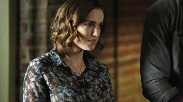 Camisa de flores de Jemma Simmons (Elizabeth Henstridge) en Agents Of S.H.I.E.L.D. S02E11