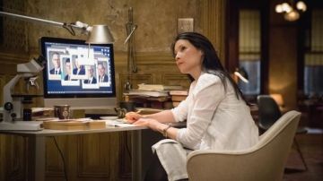 Le cardigan blanc du DR Joan Watson (Lucy Liu) dans Elementary S02E21