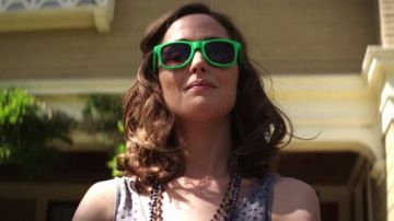 Las gafas de sol de Kelly Radner en Nuestros peores vecinos