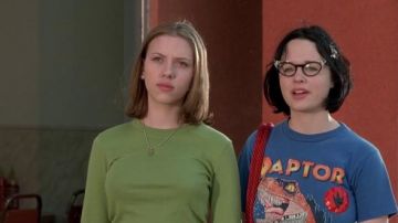 Le t-shirt bleu Raptor de Enid (Thora Birch) dans Ghost World