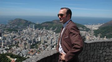 Les lunettes de soleil de Hubert Bonisseur de La Bath (Jean Dujardin) dans OSS 117 : Rio ne répond plus