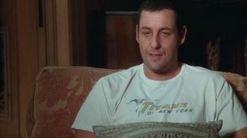 Le t-shirt "The Titans of New York" de George Simmons (Adam Sandler) dans Funny People