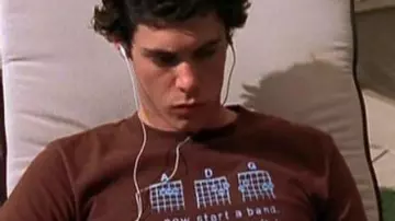 Le t-shirt Chords "Now Start A Band" porté par Seth Cohen (Adam Brody) dans The OC