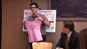Le t-shirt WUPHF de Ryan Howard (B. J. Novak) dans The Office (S07E09)