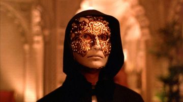 La máscara veneciana de Bill Harford (Tom Cruise) en Eyes Wide Shut