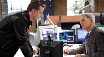 Lamp on the desk of Leroy Jethro Gibbs (Mark Harmon) NCIS : Special Investigations (S00E00)