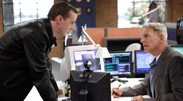 Lampe sur le bureau de Leroy Jethro Gibbs (Mark Harmon) NCIS : Enquêtes Spéciales (S00E00)