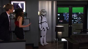 Le costume de Stormtrooper de Barney Stinson (Neil Patrick Harris) dans How I Met Your Mother S01E01