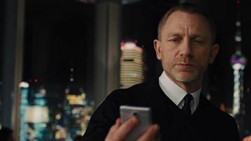 The phone Sony Xperia James Bond (Daniel Craig) in Skyfall