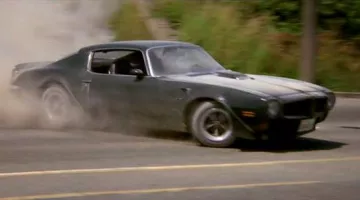 Vehículos de la película Un silenciador al final del cañón: John Wayne conduce un Pontiac Firebird