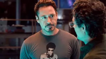 Le t-shirt Bruce Lee de Tony Stark (Robert Downey Jr) dans Avengers : L'Ère d'Ultron