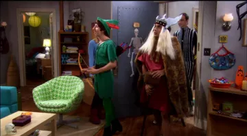 Le fauteuil pivotant Ikea "SKRUVSTA" de Penny (Kaley Cuoco) dans The Big Bang Theory S01E01