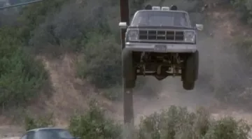 The GMC Sierra and Lee Majors in The man who falls to the peak