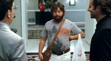 El bolso de piel de Alan Garner (Zach Galifianakis) en Very Bad Trip