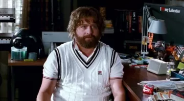 Le pull sans manche Fila blanc porté par Alan (Zach Galifianakis) dans Very Bad Trip 2