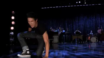Les chaussures Converse All Star de Mike Chang (Harry Shum Jr) dans Glee S03E01