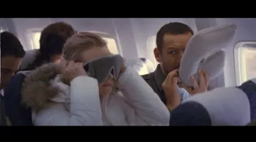 The travel cushion inflatable of Dany Boon in A Perfect Plan