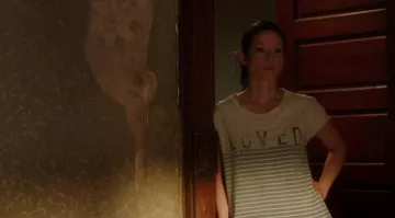 Camiseta "Loved" (historia de amor confirmada) usada por Lucy Lui en Elementary