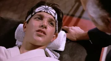 The bandana black and white karate worn by Daniel LaRusso (Ralph Macchio) in the film Karate Kid